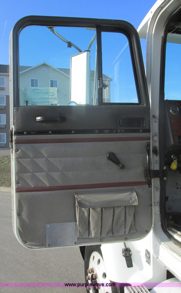 image for item E5450 1995 International 9400 semi truck