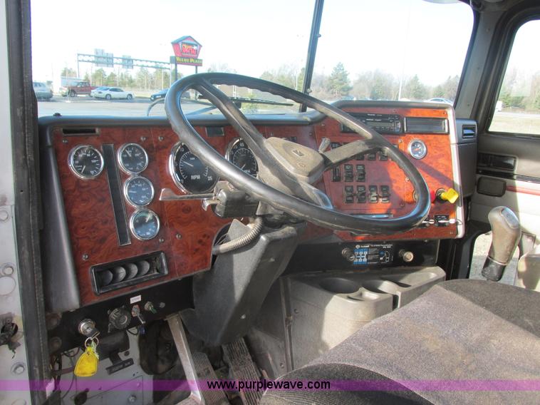 image for item E5450 1995 International 9400 semi truck