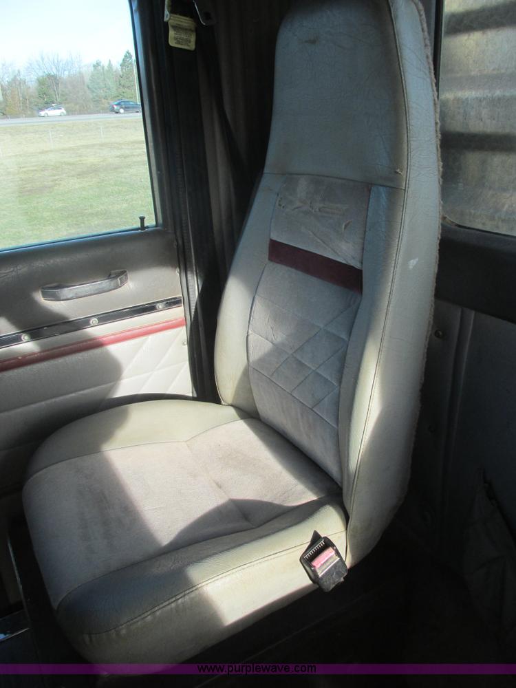 image for item E5450 1995 International 9400 semi truck