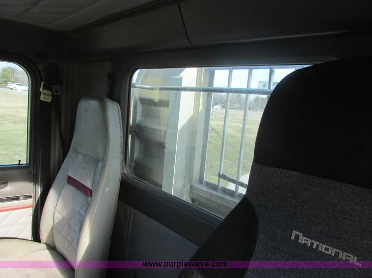 image for item E5450 1995 International 9400 semi truck