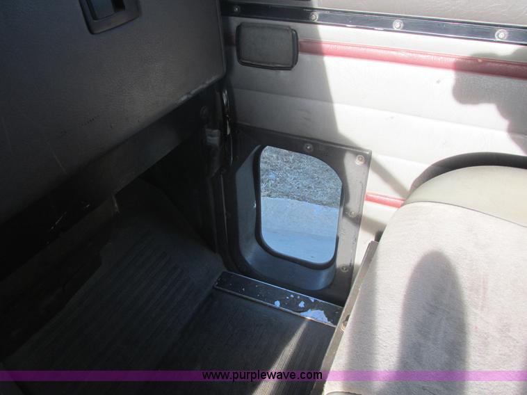 image for item E5450 1995 International 9400 semi truck