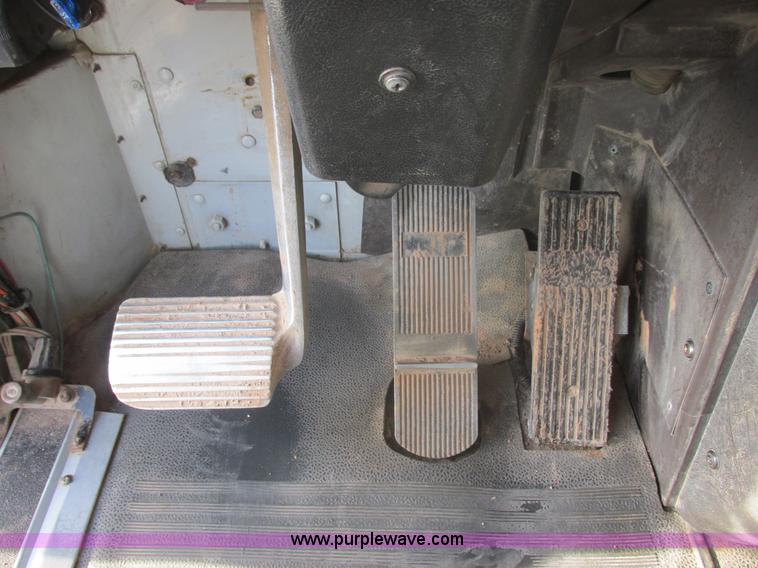 image for item E5450 1995 International 9400 semi truck