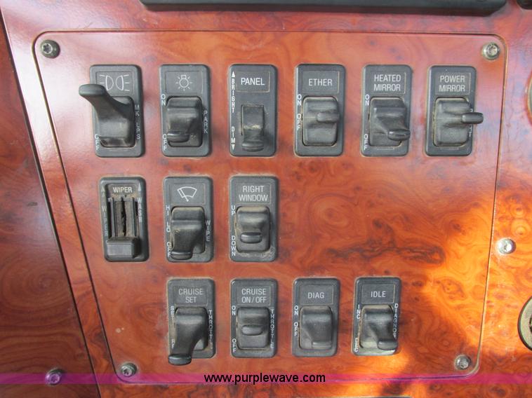 image for item E5450 1995 International 9400 semi truck