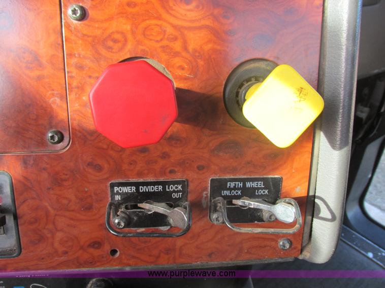 image for item E5450 1995 International 9400 semi truck