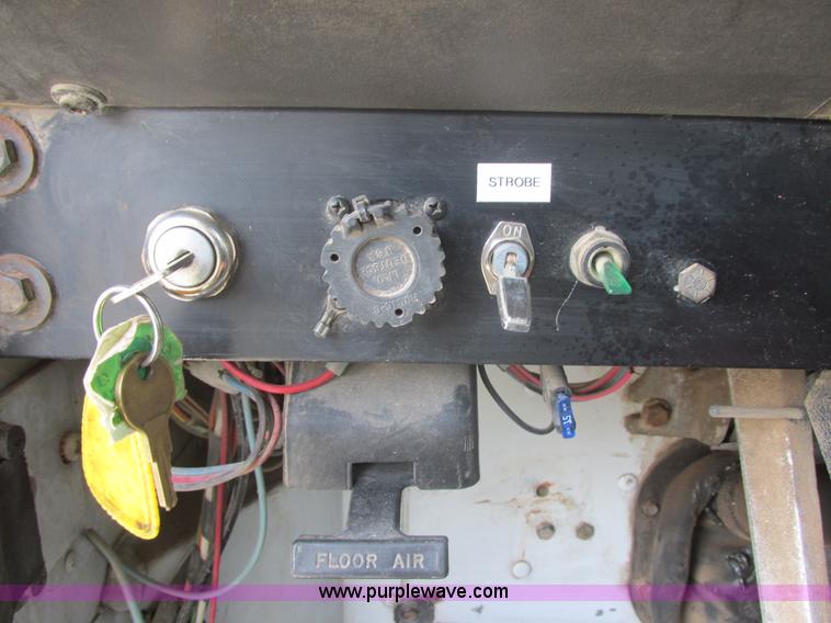 image for item E5450 1995 International 9400 semi truck