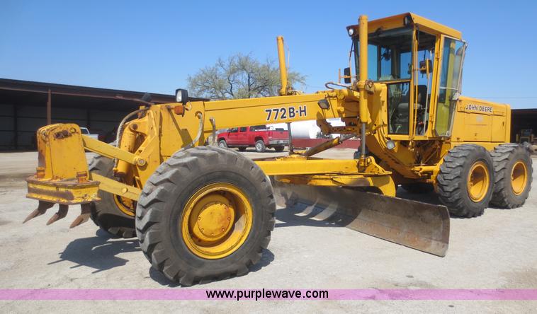 image for item F6870 1989 John Deere 772BH motor grader
