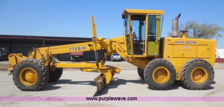 image for item F6870 1989 John Deere 772BH motor grader