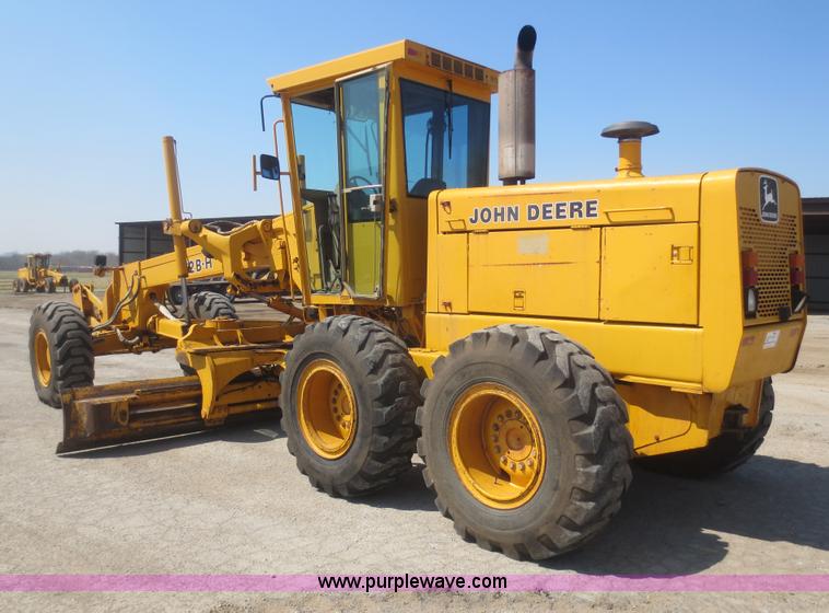 image for item F6870 1989 John Deere 772BH motor grader