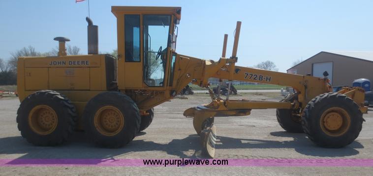 image for item F6870 1989 John Deere 772BH motor grader