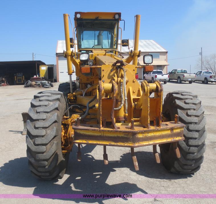 image for item F6870 1989 John Deere 772BH motor grader