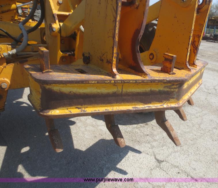 image for item F6870 1989 John Deere 772BH motor grader