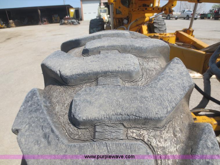 image for item F6870 1989 John Deere 772BH motor grader