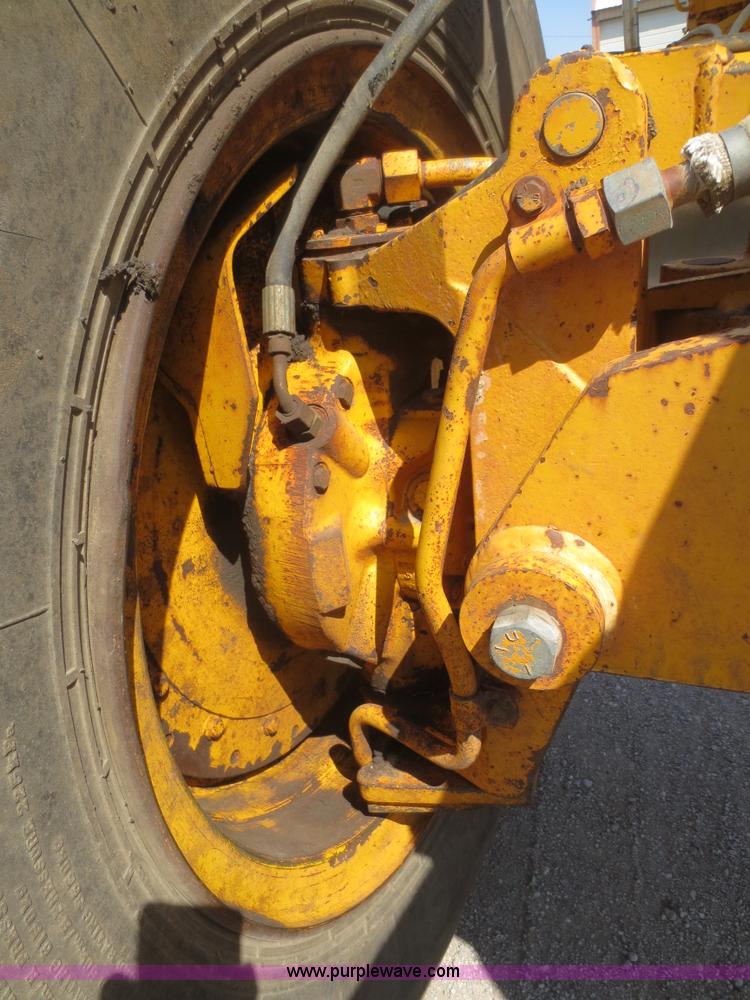 image for item F6870 1989 John Deere 772BH motor grader