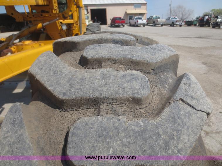 image for item F6870 1989 John Deere 772BH motor grader