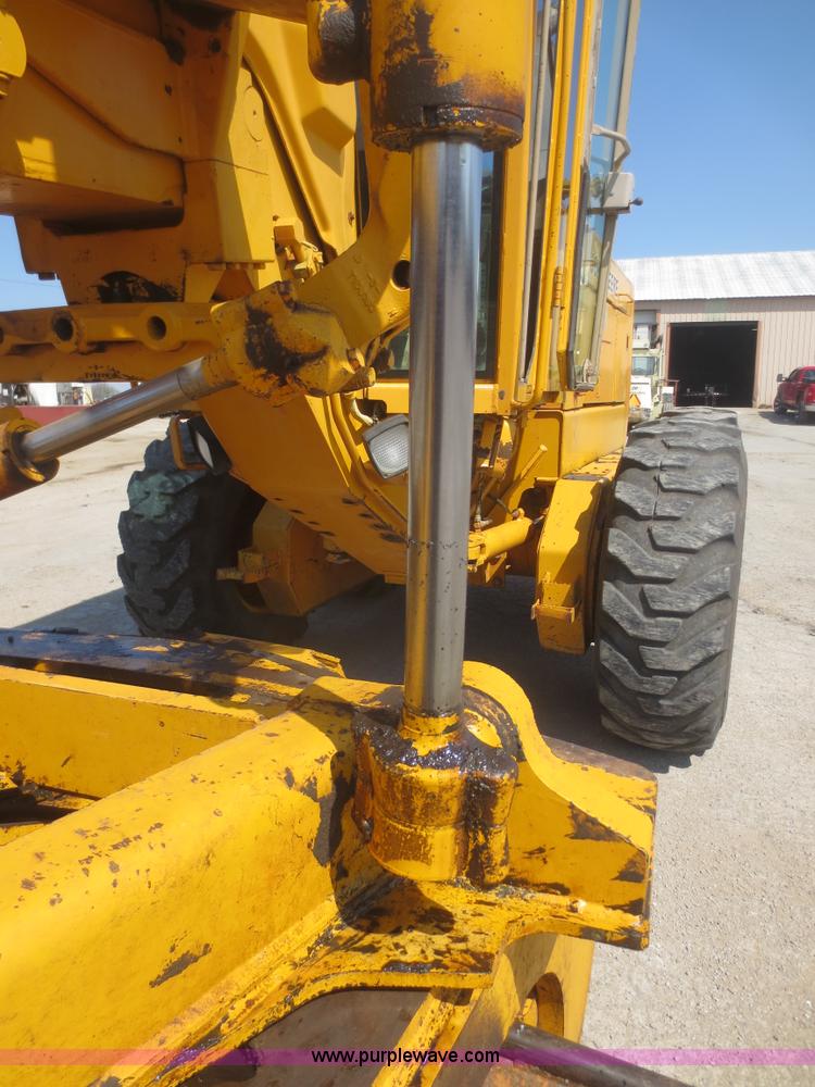 image for item F6870 1989 John Deere 772BH motor grader