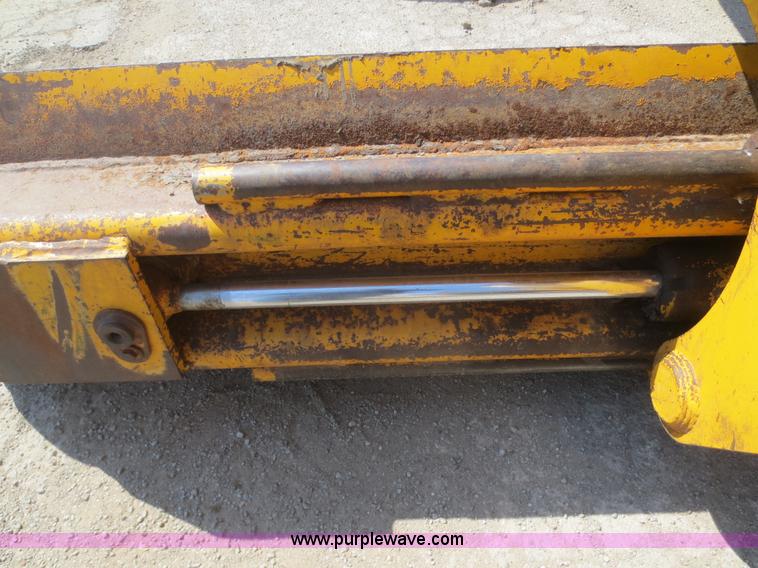 image for item F6870 1989 John Deere 772BH motor grader