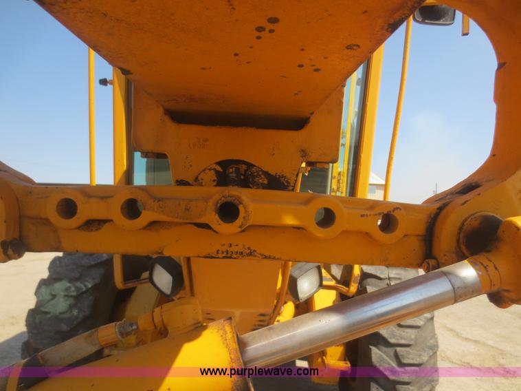 image for item F6870 1989 John Deere 772BH motor grader