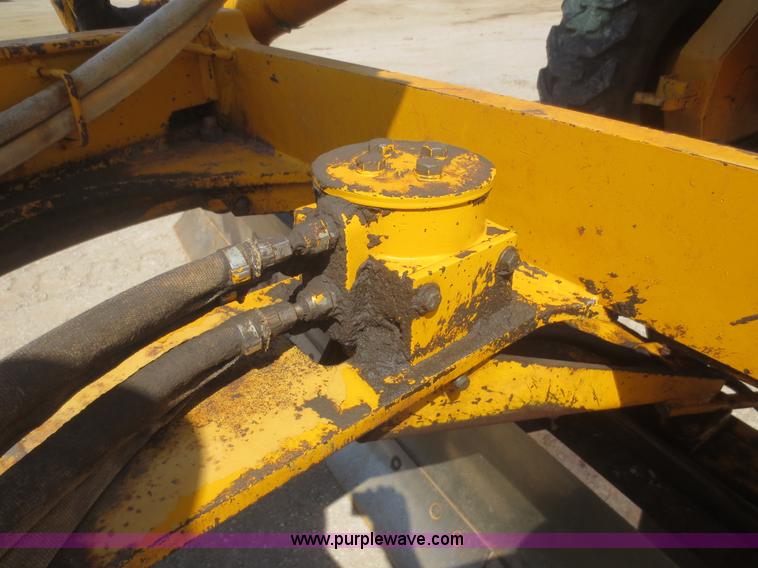 image for item F6870 1989 John Deere 772BH motor grader