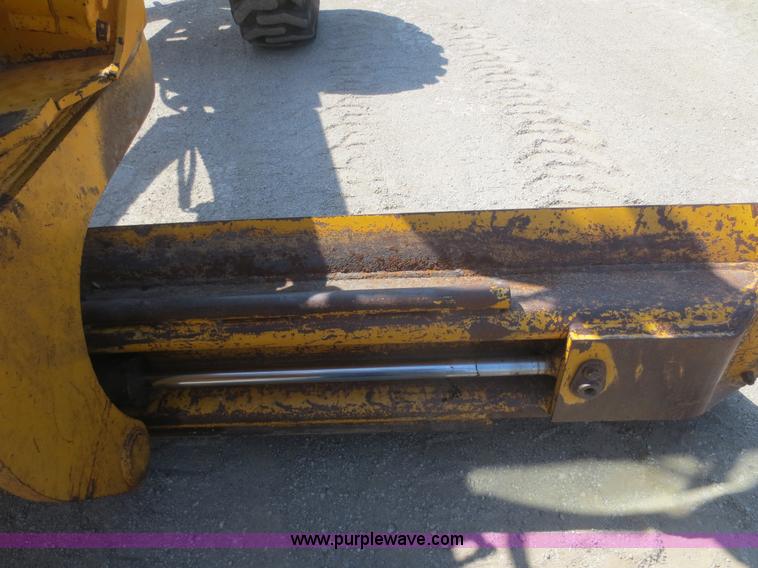 image for item F6870 1989 John Deere 772BH motor grader