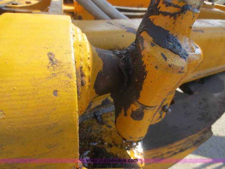 image for item F6870 1989 John Deere 772BH motor grader