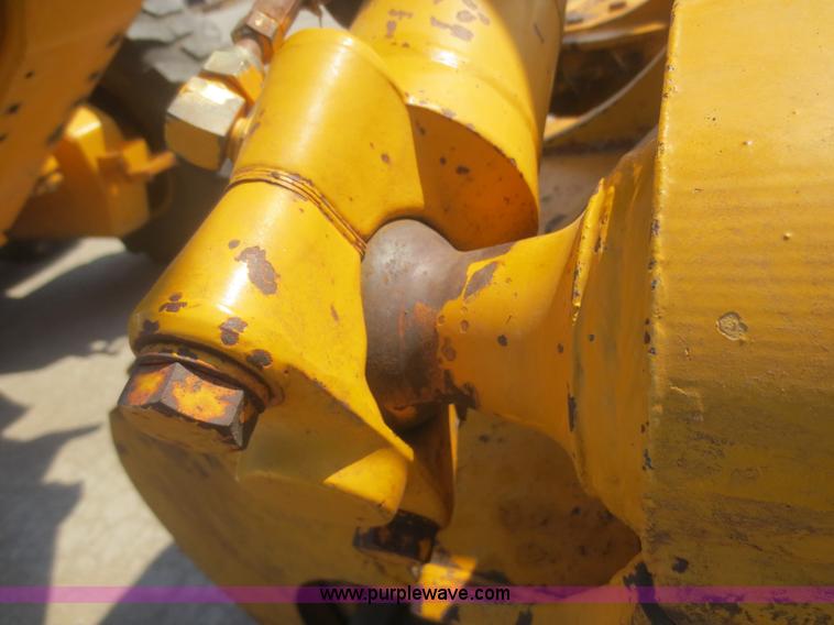 image for item F6870 1989 John Deere 772BH motor grader