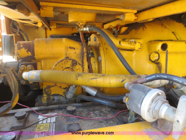 image for item F6870 1989 John Deere 772BH motor grader