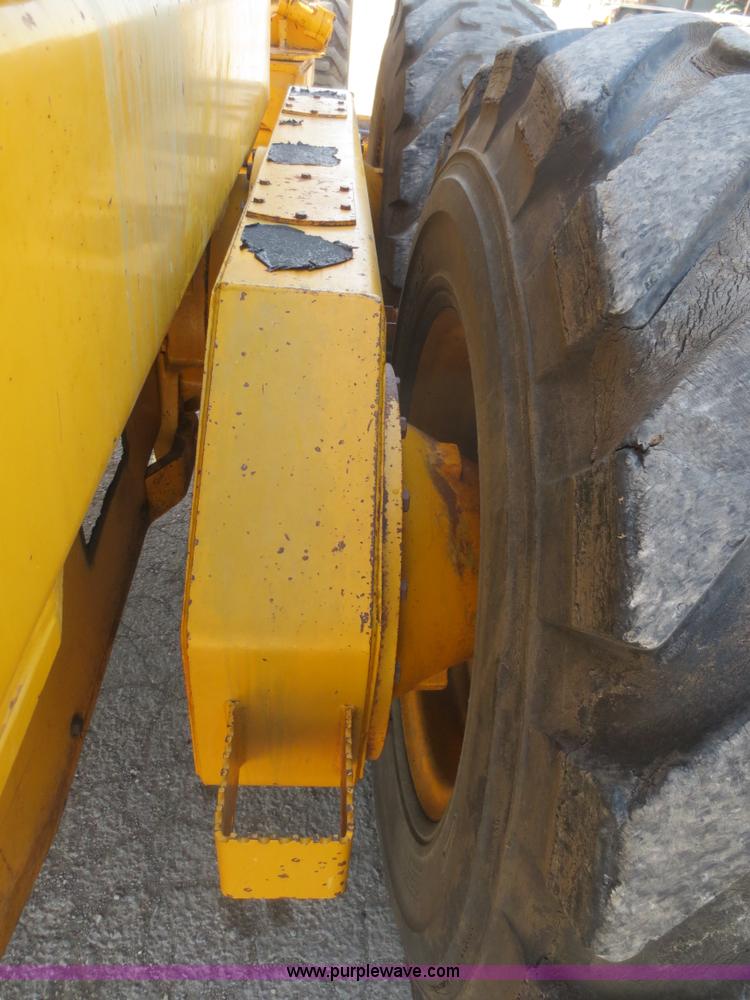 image for item F6870 1989 John Deere 772BH motor grader