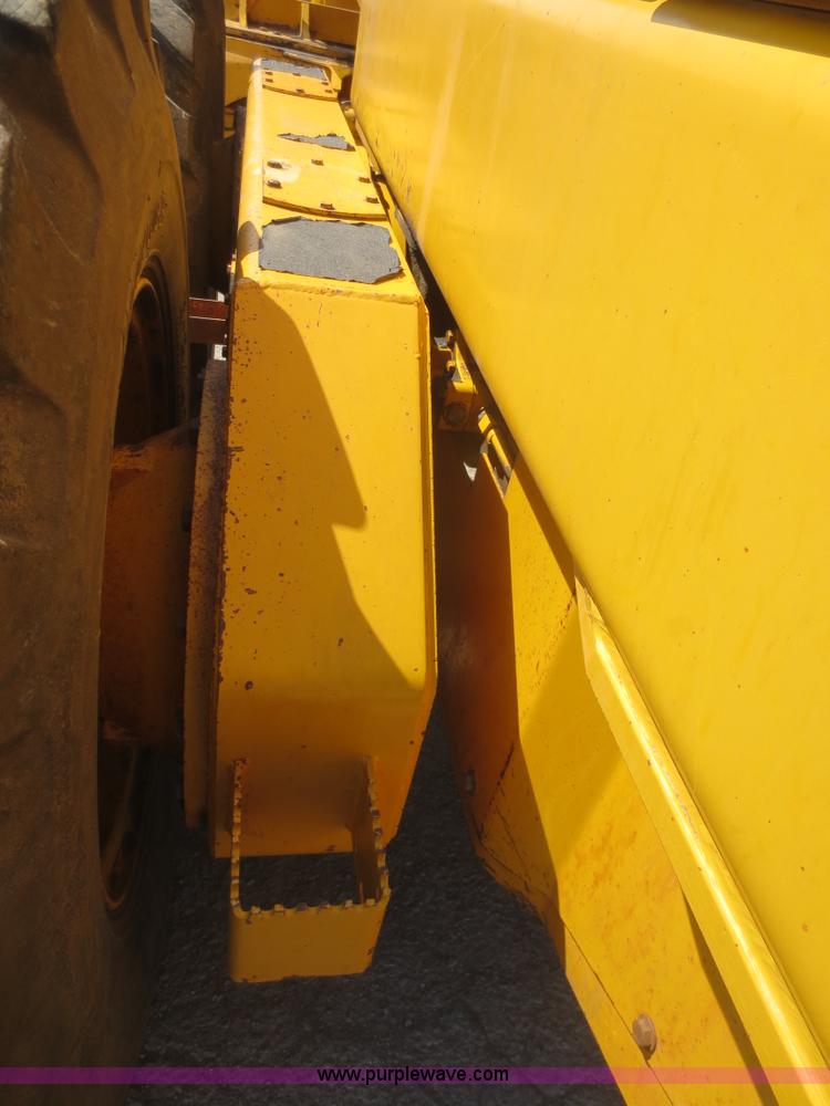 image for item F6870 1989 John Deere 772BH motor grader