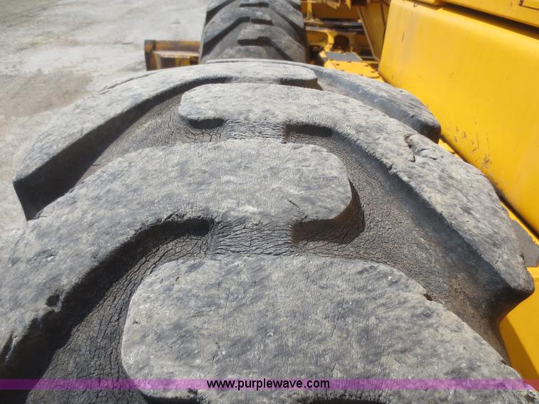 image for item F6870 1989 John Deere 772BH motor grader