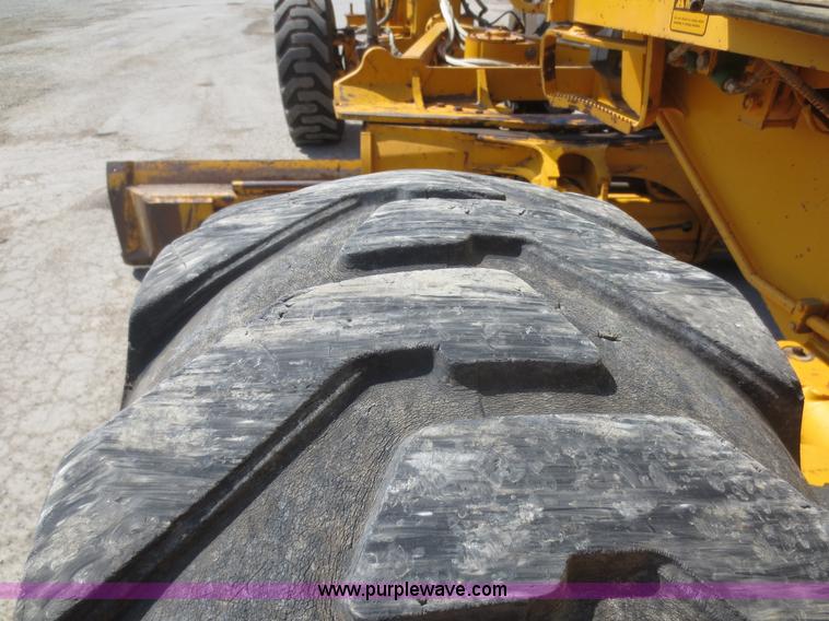 image for item F6870 1989 John Deere 772BH motor grader