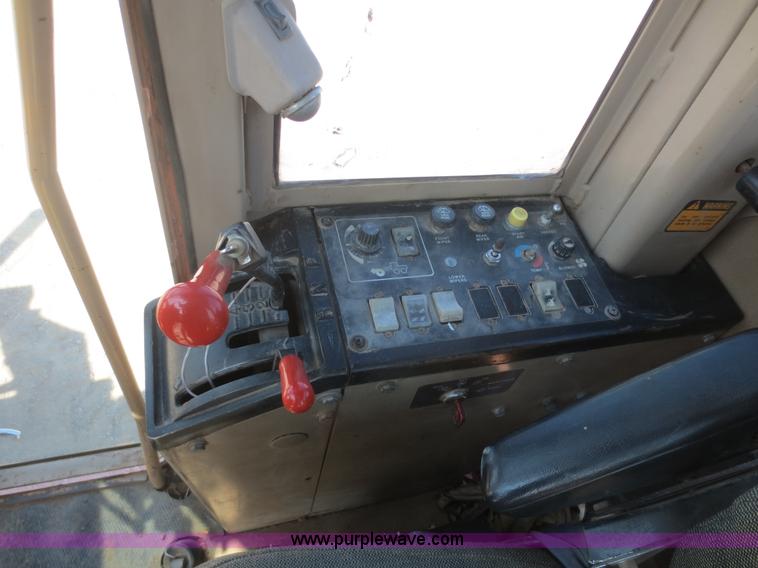 image for item F6870 1989 John Deere 772BH motor grader