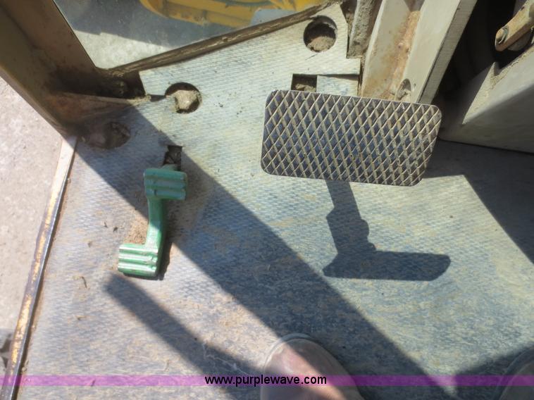 image for item F6870 1989 John Deere 772BH motor grader