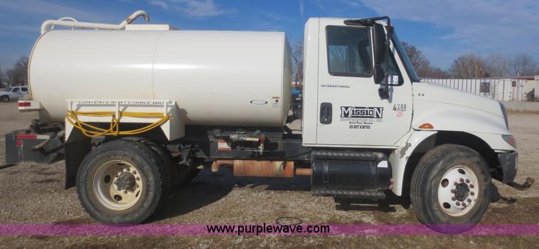 image for item F8171 2005 International 4200 water truck