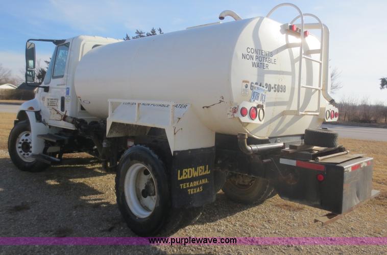 image for item F8171 2005 International 4200 water truck