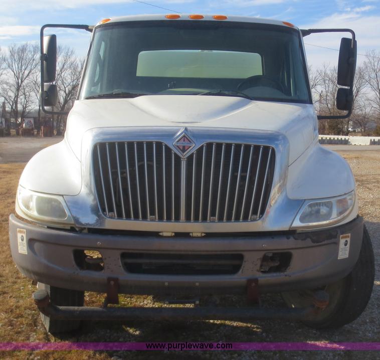 image for item F8171 2005 International 4200 water truck