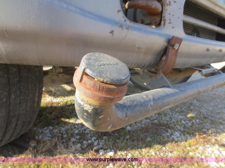 image for item F8171 2005 International 4200 water truck