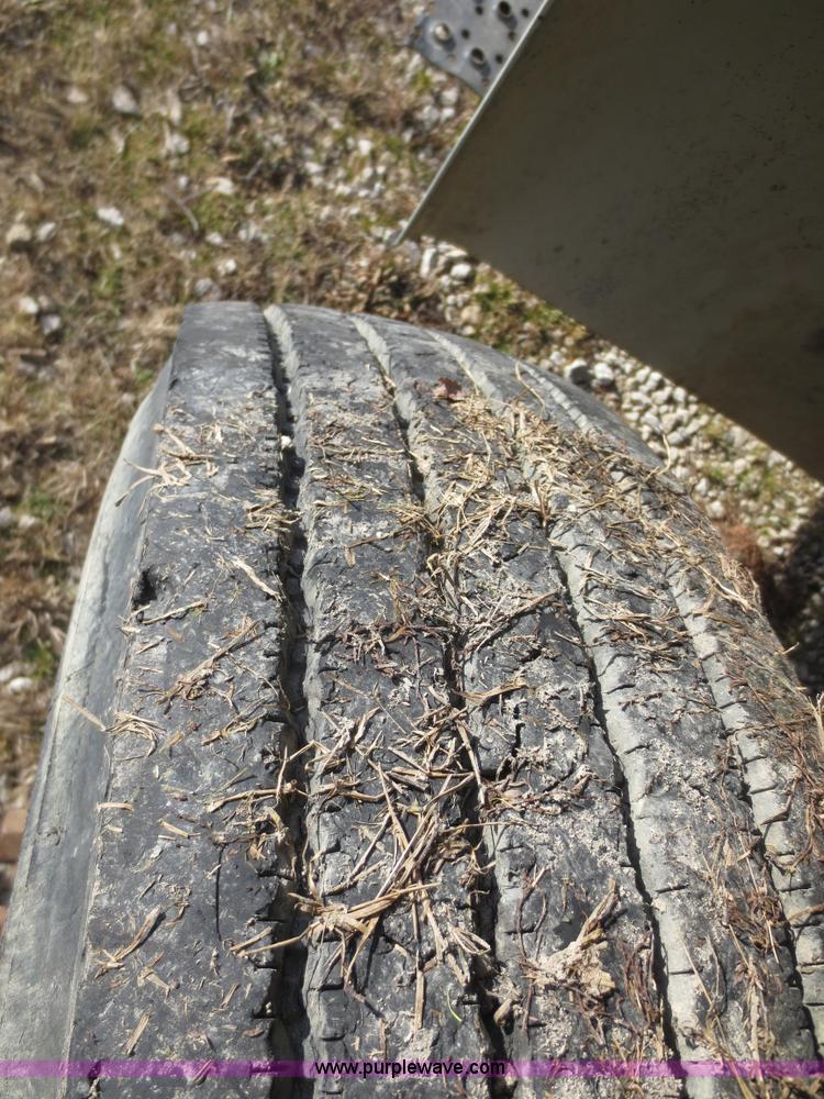 image for item F8171 2005 International 4200 water truck