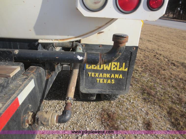 image for item F8171 2005 International 4200 water truck