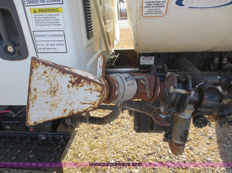 image for item F8171 2005 International 4200 water truck