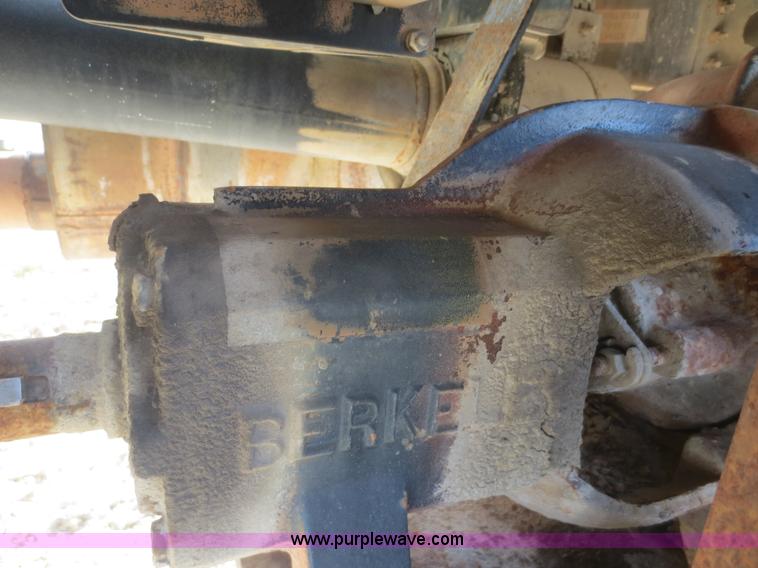 image for item F8171 2005 International 4200 water truck