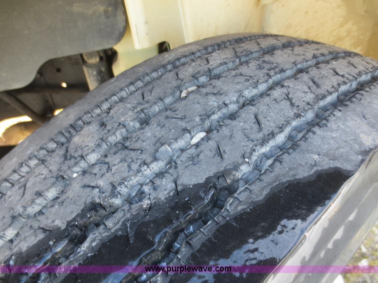 image for item F8171 2005 International 4200 water truck