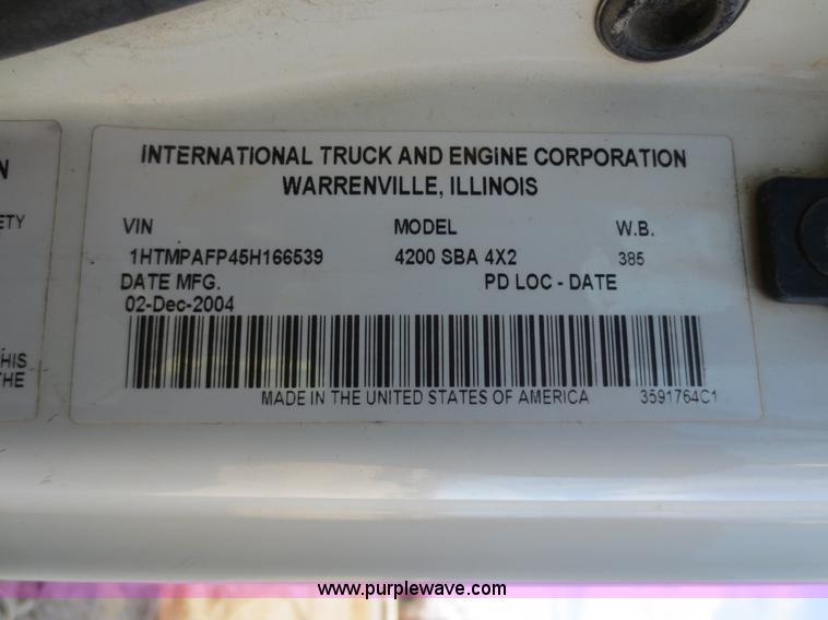 image for item F8171 2005 International 4200 water truck