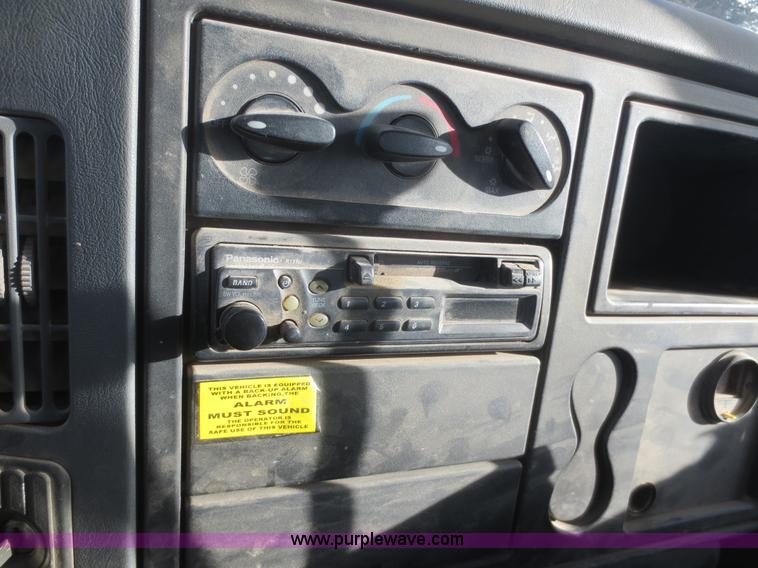 image for item F8171 2005 International 4200 water truck