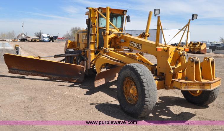 image for item G6454 1998 John Deere 770CH articulated motor grader