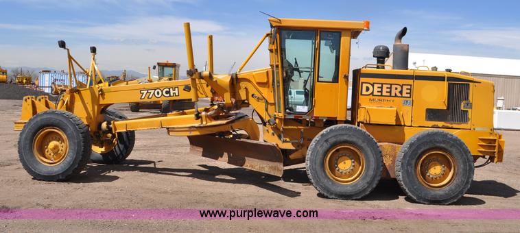 image for item G6454 1998 John Deere 770CH articulated motor grader