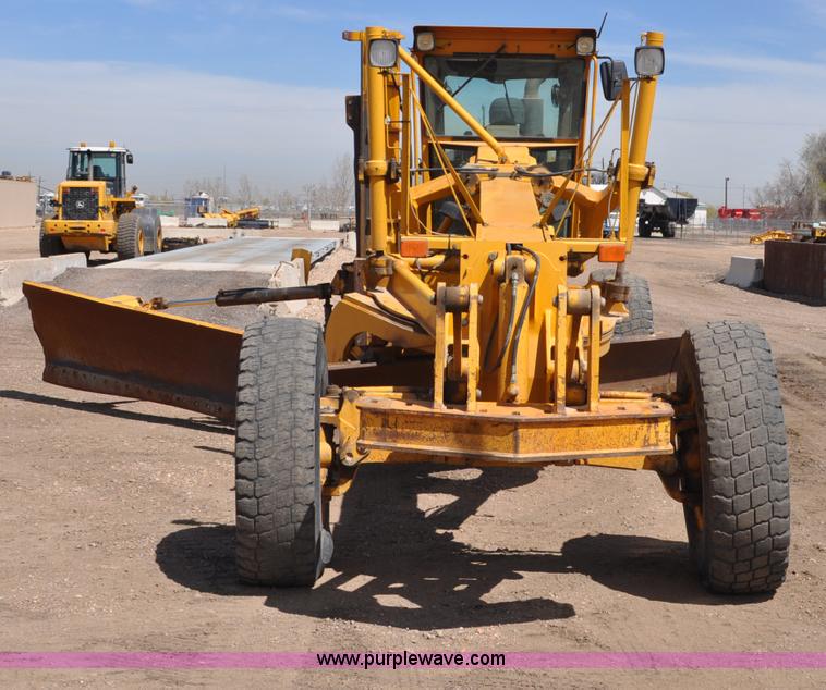 image for item G6454 1998 John Deere 770CH articulated motor grader