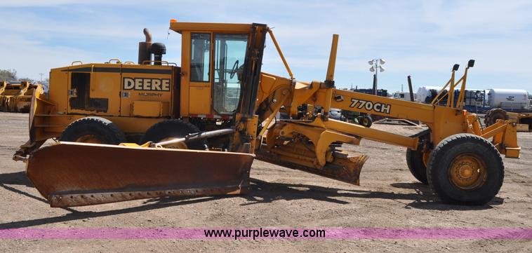 image for item G6454 1998 John Deere 770CH articulated motor grader