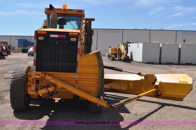 image for item G6454 1998 John Deere 770CH articulated motor grader