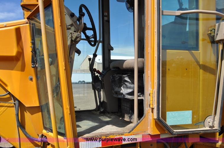 image for item G6454 1998 John Deere 770CH articulated motor grader