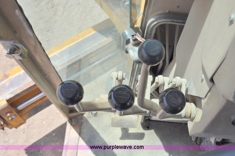 image for item G6454 1998 John Deere 770CH articulated motor grader